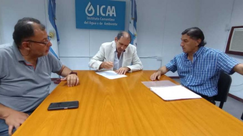 Entrega de documentación a adjudicatario de San Carlos