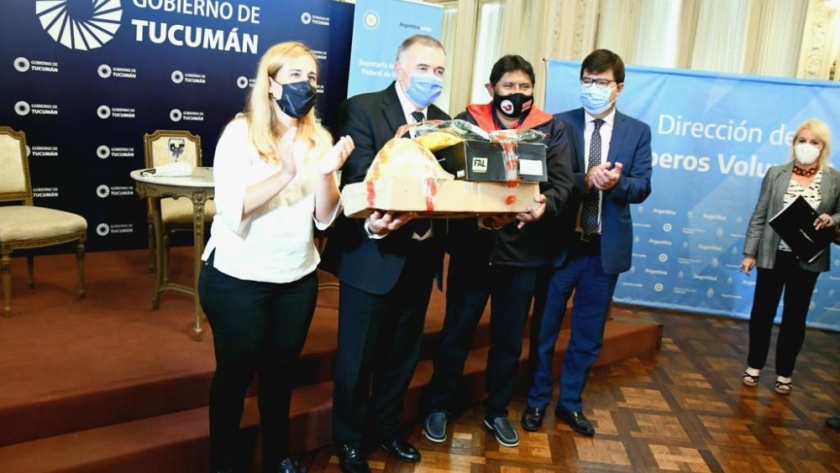 Tucumán, Santiago del Estero, Salta, La Rioja, Jujuy y Catamarca: entregamos kits forestales a cuarteles de Bomberos Voluntarios