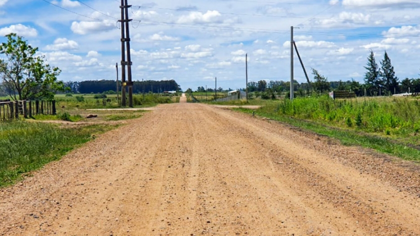Vialidad trabaja en caminos productivos de Santa Anita departamento Uruguay