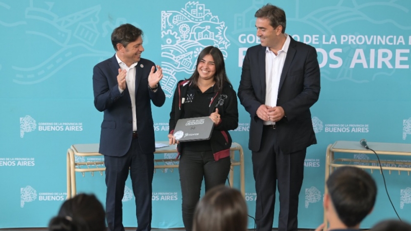 Kicillof encabezó la entrega de 251 netbooks a estudiantes de Luján