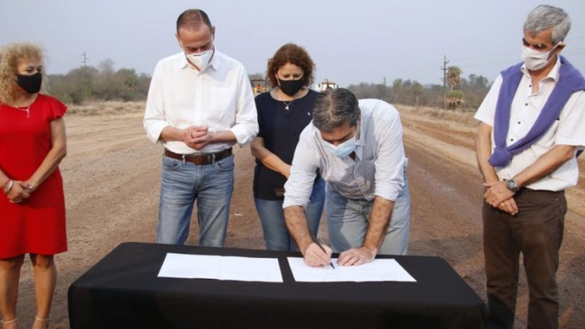 Reparación histórica: Capitanich firmó el convenio para la pavimentación del primer tramo de las rutas en el impenetrable chaqueño