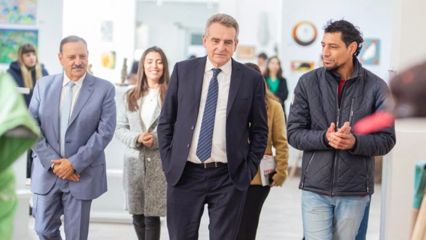 Quintela y Rossi visitaron la muestra “Viernes de Pan, Techo y Trabajo” en el Paseo Cultural