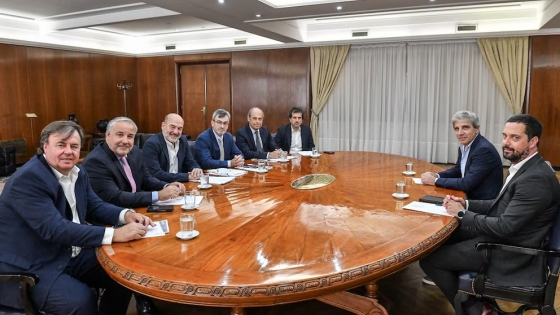 Caputo se reúne con la UIA para impulsar competitividad industrial y reforma laboral