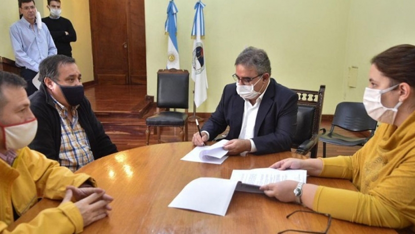 Raúl firmó convenio para control de protocolos de prevención