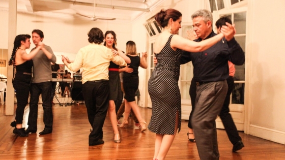 Domingo de tango y milonga libre: música, pasión y baile en el Centro Cultural Ernesto Sabato