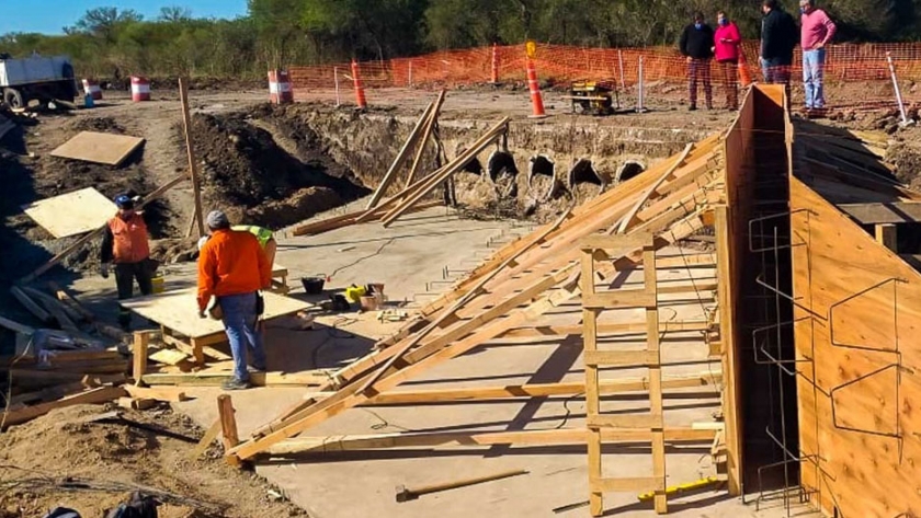 Avanza la obra de readecuación del camino productivo Bovril - El Solar