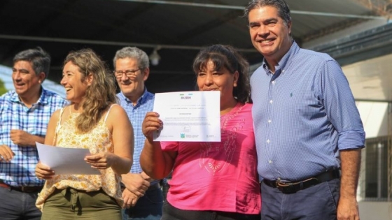 Colonia Tacuarí: Capitanich habilitó obra educativa y entregó certificados de regularización dominial