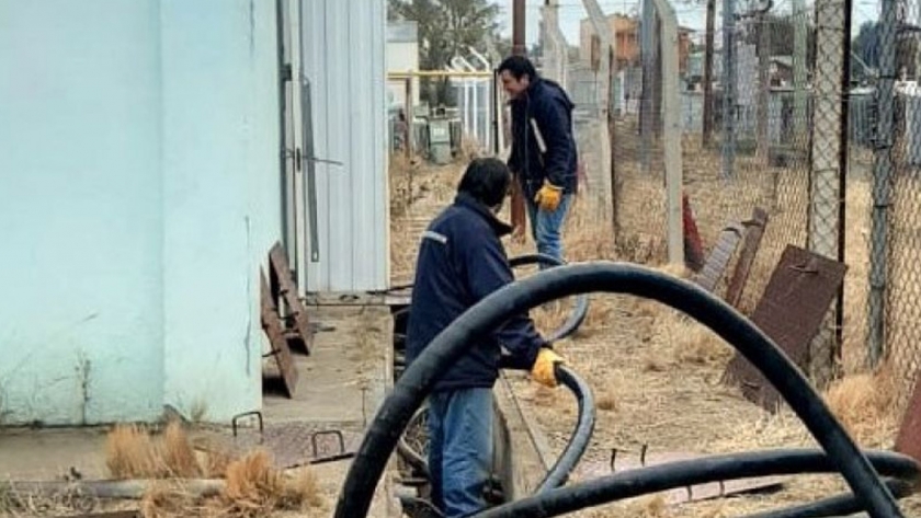 Concretan tareas de reemplazo de cable de potencia en Puerto Santa Cruz