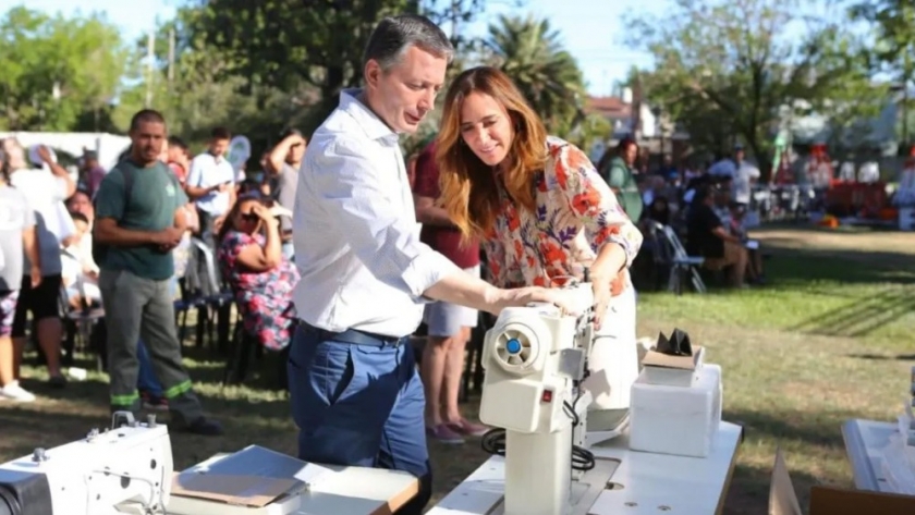 Victoria Tolosa Paz y Fernando Gray entregaron maquinarias, herramientas e insumos a emprendedoras y emprendedores de Esteban Echeverría
