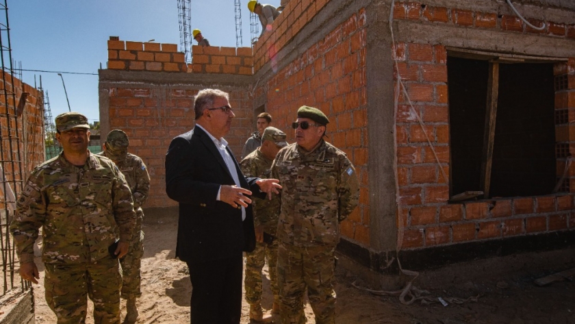 Raúl Jalil inspeccionó el avance de obra de las viviendas para el Ejército