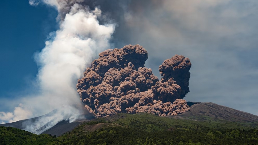 Etna vuelve a rugir: claves sobre el volcán más activo de Europa y su reciente erupción en Sicilia