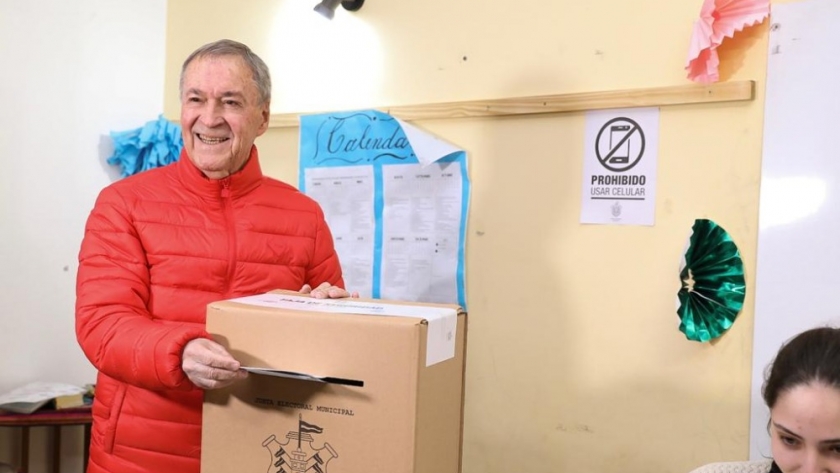 Juan Schiaretti emitió su voto en la elección municipal de Córdoba
