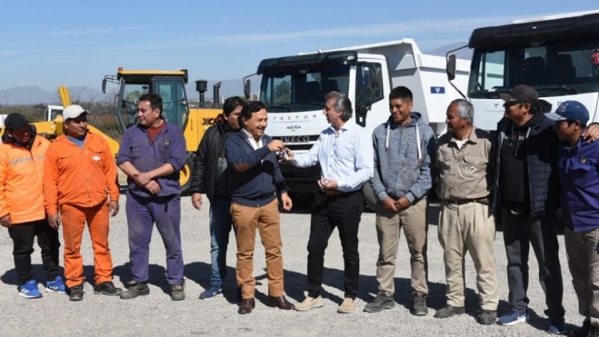 El gobernador Gustavo Sáenz entregó a la Dirección de Vialidad de Salta seis equipos de maquinaria pesada