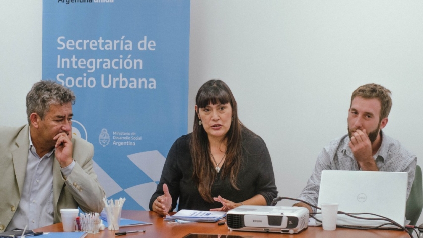 La secretaria de Integración Socio Urbana, Fernanda Miño, encabezó la reunión para dar a conocer el llamado del Ministerio para la compra de tierras