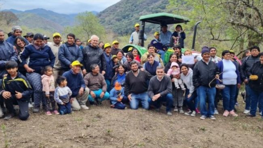 Entregan maquinaria con fines productivos al pueblo de Tolombón