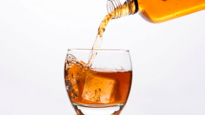 Elaboran bebidas alcohólicas a base de madera en Japón