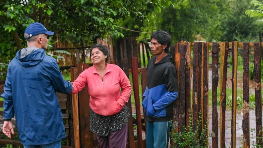 Arce recorrió barrios afectados por el temporal en jardín américa