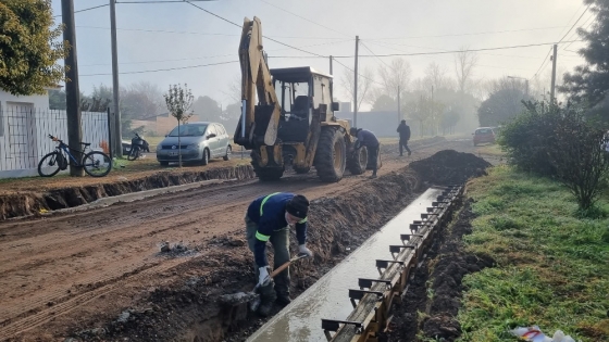 Rojas avanza con la obra de cordón cuneta en el Barrio Nehuenche II