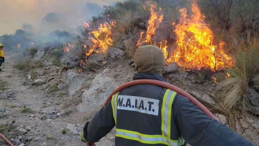 Continúa la lucha para apagar el fuego en la Sierras Centrales