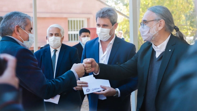 Sergio Uñac y Luis Basterra firmaron convenios y entregaron maquinaria por más de 150 millones de pesos