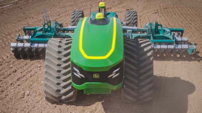 Tecnología de futuro: tractor autopropulsado y dron gigante