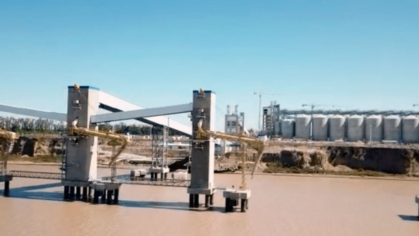 En el puerto de Rosario el agua llegó al metro de altura y se complica la logística exportadora