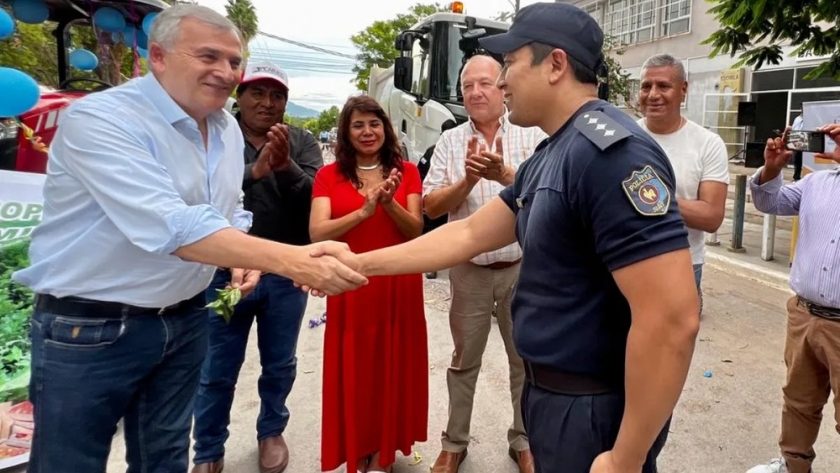 Morales entregó una moto y alarma comunitaria para mejorar la seguridad en Aguas Calientes