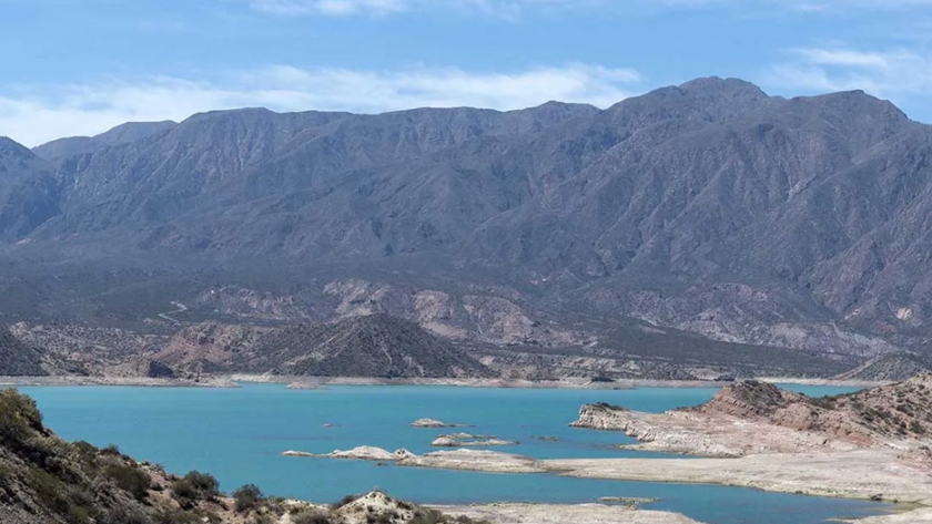Se completaron con éxito las maniobras de limpieza en el dique Potrerillos
