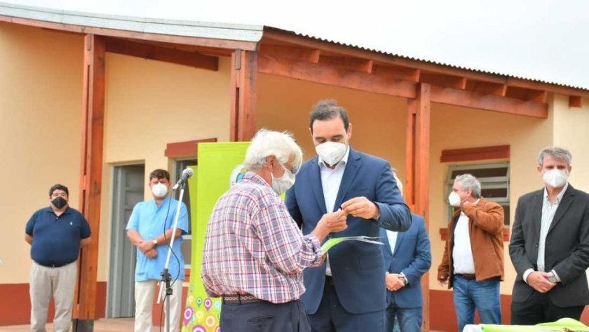 Valdés en 3 de Abril: inauguró viviendas del programa Hábitat Rural y recorrió obras