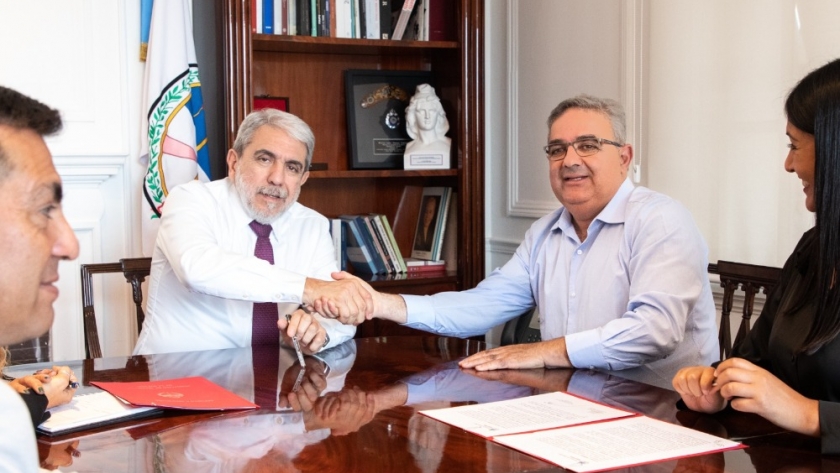 Raúl y el ministro Aníbal Fernández firmaron la adhesión de Catamarca al 911 Federal