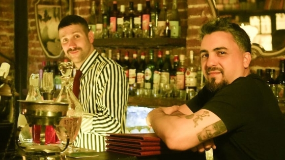 Un bodegón histórico del oeste porteño renació con un bar tanguero oculto en su subsuelo