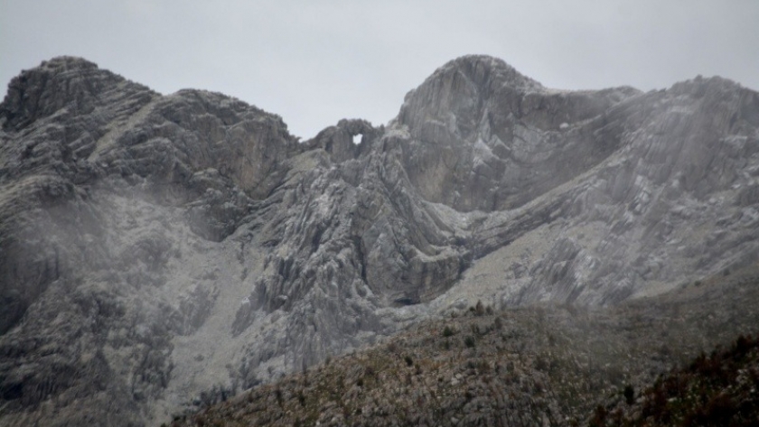 Llegó la nieve a las cumbres de la Comarca Serrana