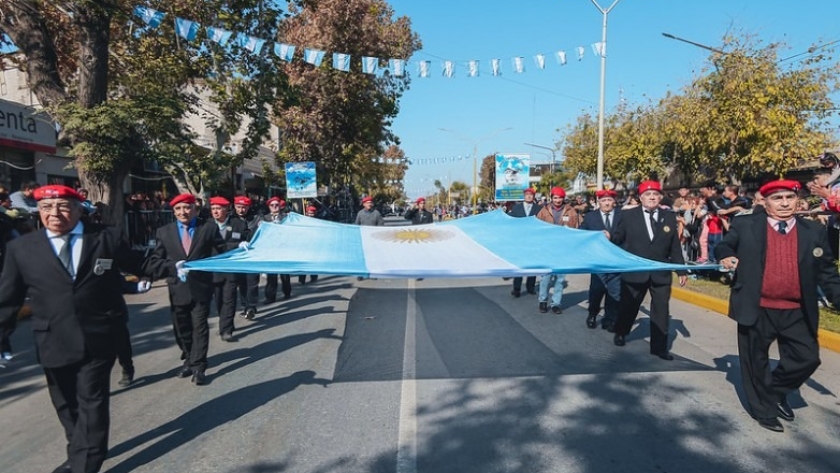 Los sanjuaninos se congregaron en Caucete para presenciar el desfile del 25 de Mayo