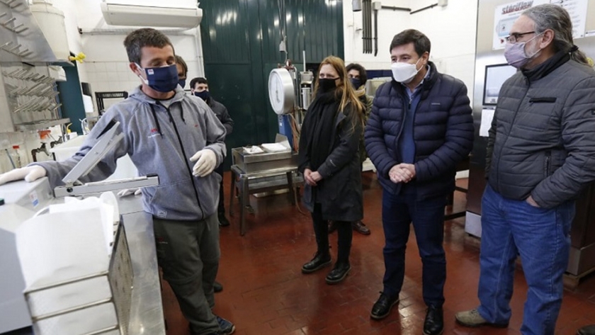 Probaron la ensachetadora que beneficiará a las pequeñas cuencas lecheras