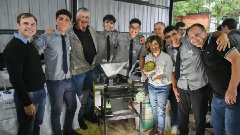 Cosechadora y descascaradora de arroz para la Agricultura Familiar, en la Epet 3 de Oberá