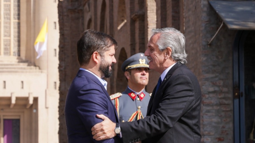 Alberto Fernández y Gabriel Boric encabezaron en Chile la conmemoración de los 205 años del Abrazo de Maipú