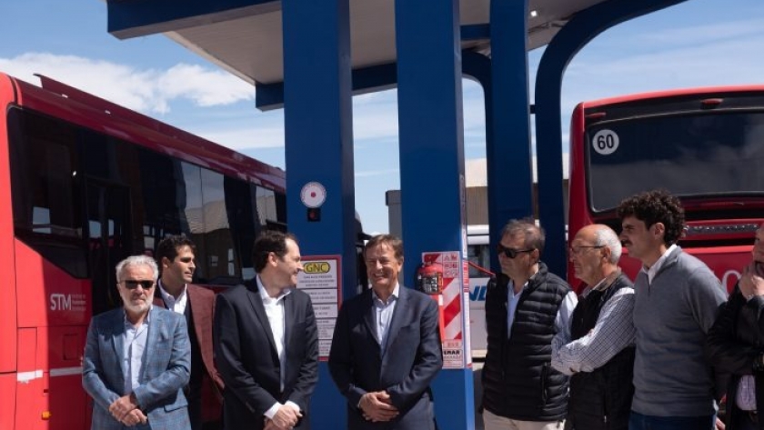 El Gobernador recorrió la primera estación de carga de GNC para colectivos