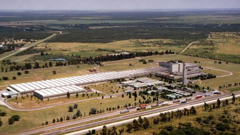 Autoridades provinciales y municipales inspeccionaron la fábrica Bagley, que vuelve a la operatividad 