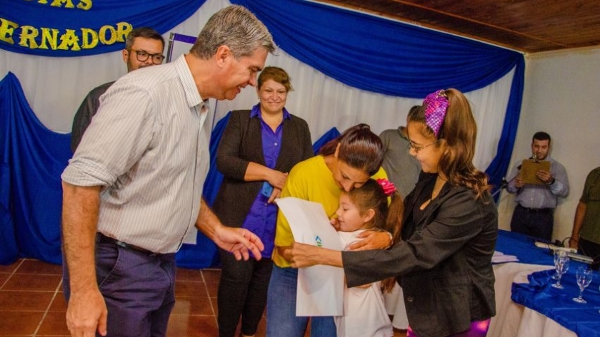 Capitanich entregó 51 viviendas para selvas del Río de Oro y La Eduvigis