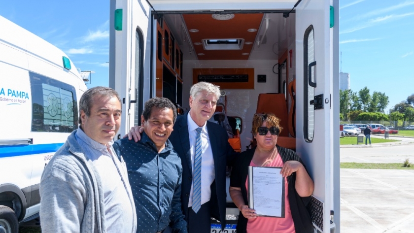 Ziliotto encabezó la entrega de 24 nuevas ambulancias