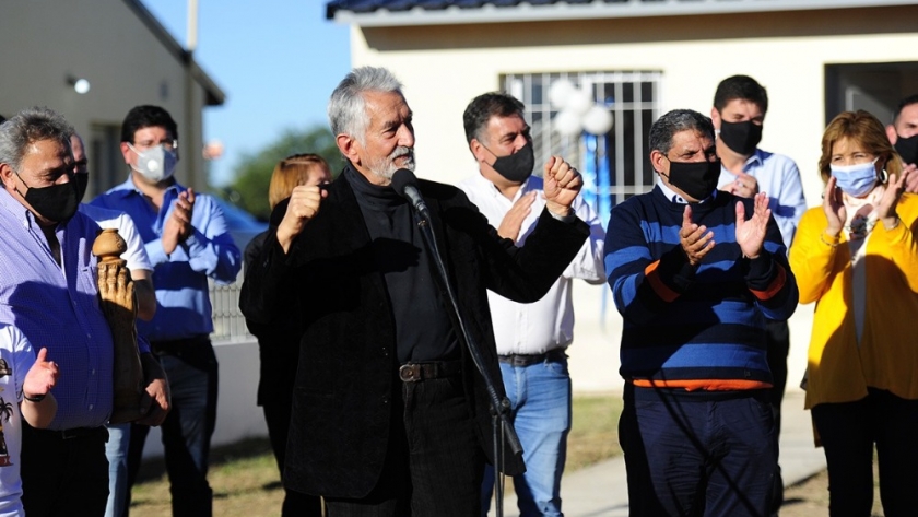 Sueños cumplidos: el gobernador entregó 27 viviendas en Quines