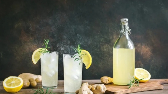 El calor se combate con una refrescante limonada de menta y jengibre