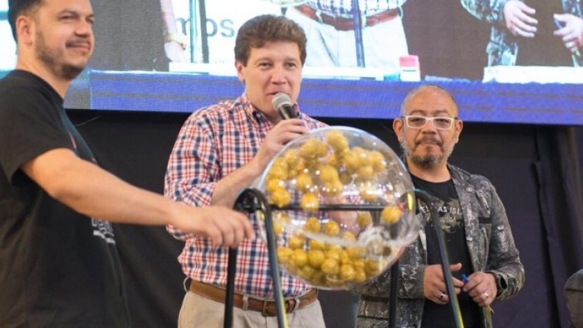 El Gobernador Melella acompañó a las madres en el gran bingo agasajo por su día