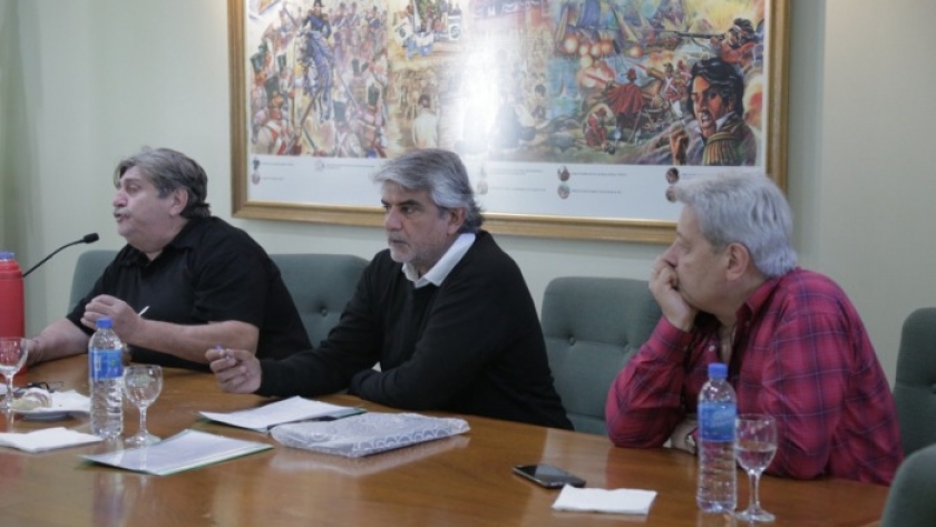 Correa convocó a los gremios industriales a trabajar junto a la Provincia