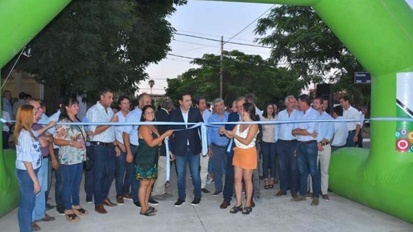 Valdés junto a Tassano inauguró pavimento en el barrio Santa Rosa: "Juntos estamos construyendo una ciudad mejor"