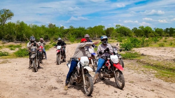 El vicegobernador Solís recorrió en moto comunidades del oeste provincial