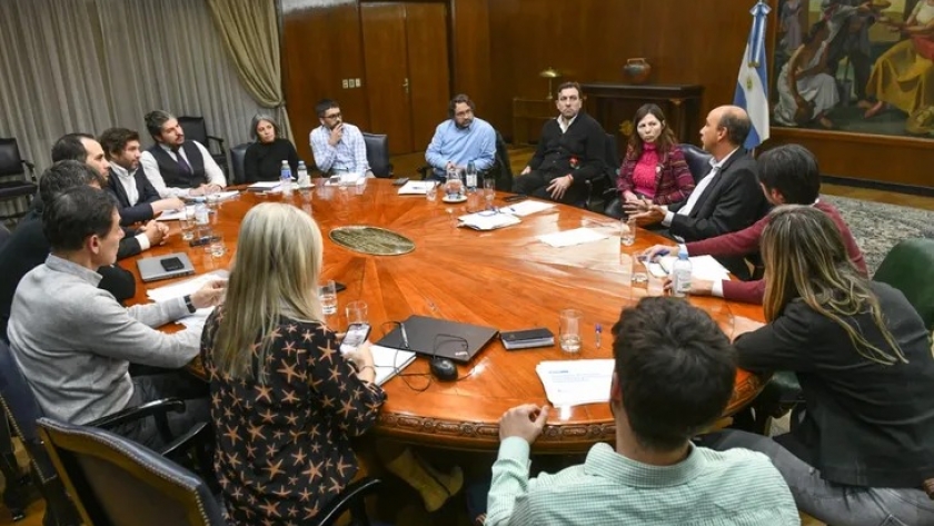 Batakis designó a su equipo y mantuvo su primera reunión de gabinete