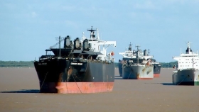 Relocalizan buques por la bajante del Paraná