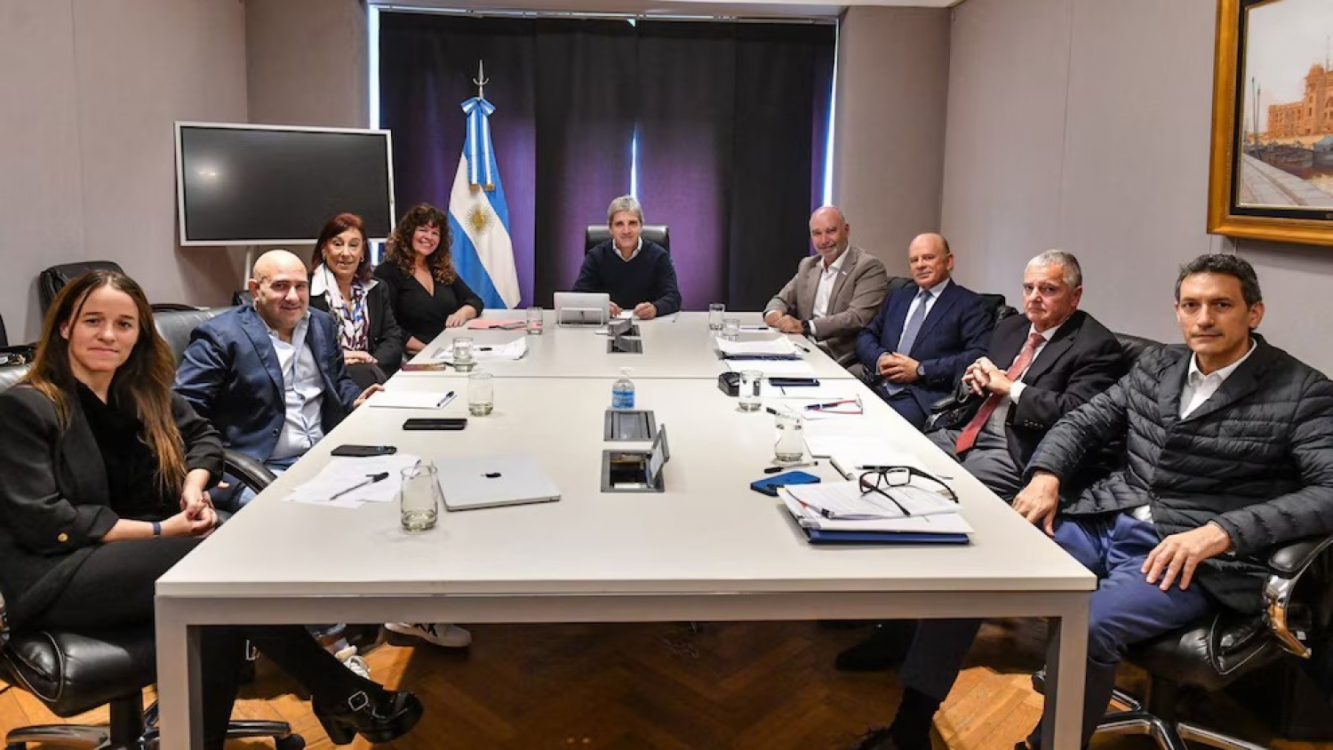 Caputo define con contadores el futuro de Ganancias mientras acelera el envío de la Ley de Inocencia Fiscal al Congreso