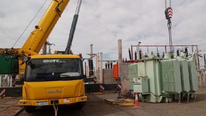 Inició el reemplazo del transformador de la Estación Medanito